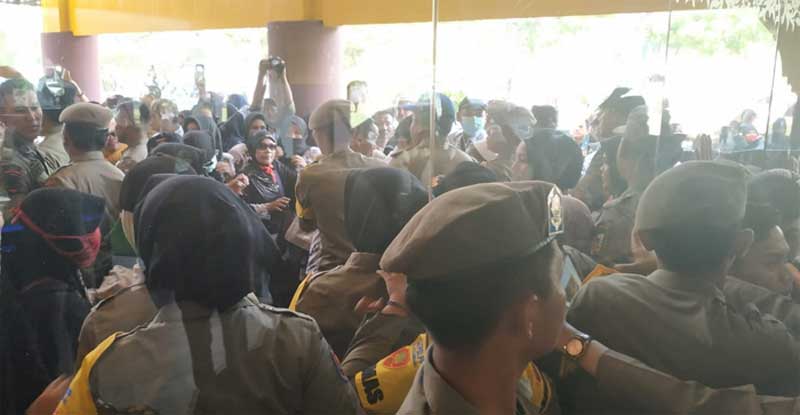 Aksi demo guru sertifikasi di Pekanbaru ricuh, Senin(25/2/2019). Aksi saling dorong dengan Satpol PP mewarnai aksi tersebut, saat para guru ingin menerobos masuk ke dalam kantor Walikota Pekanbaru. (ALI NURMAN/RIAUPOS.CO)