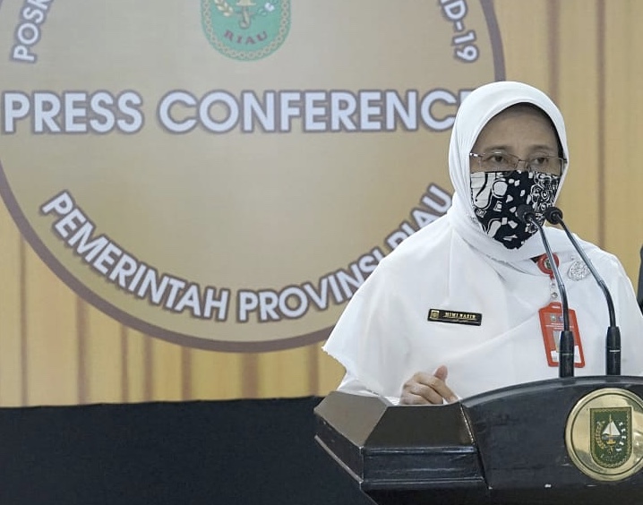 Kepala Dinas Kesehatan Provinsi Riau, Mimi Yuliani Nazir saat  menyampaikan keterangan pers, di posko gugus tugas penanganan Covid-19 Riau, Rabu (24/6/2020).(DEFIZAL/RIAUPOS.CO)