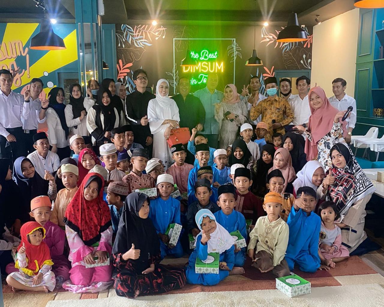 Owner Dimsum Yang Mayang Jasmine berfoto bersama suami dan juga anak panti asuhan saat soft launching Dimsum Yang Resto di Jalan Sudirman, Pekanbaru, Sabtu (22/8/2020).(AFIAT ANANDA/RIAUPOS.CO)