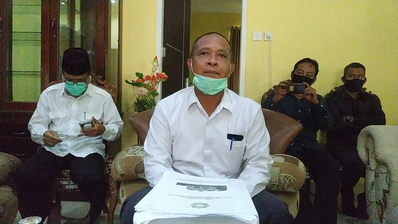 Rektor Universitas Islam Negeri Sultan Syarif Kasim (UIN Suska) Riau, Prof Akhmad Mujahidin dalam keterangan pers menyampaikan klarifikasi terkait beragam tudingan atas kepempimpinannya, Senin (28/9/2020).(DOFI ISKANDAR/RIAUPOS.CO)