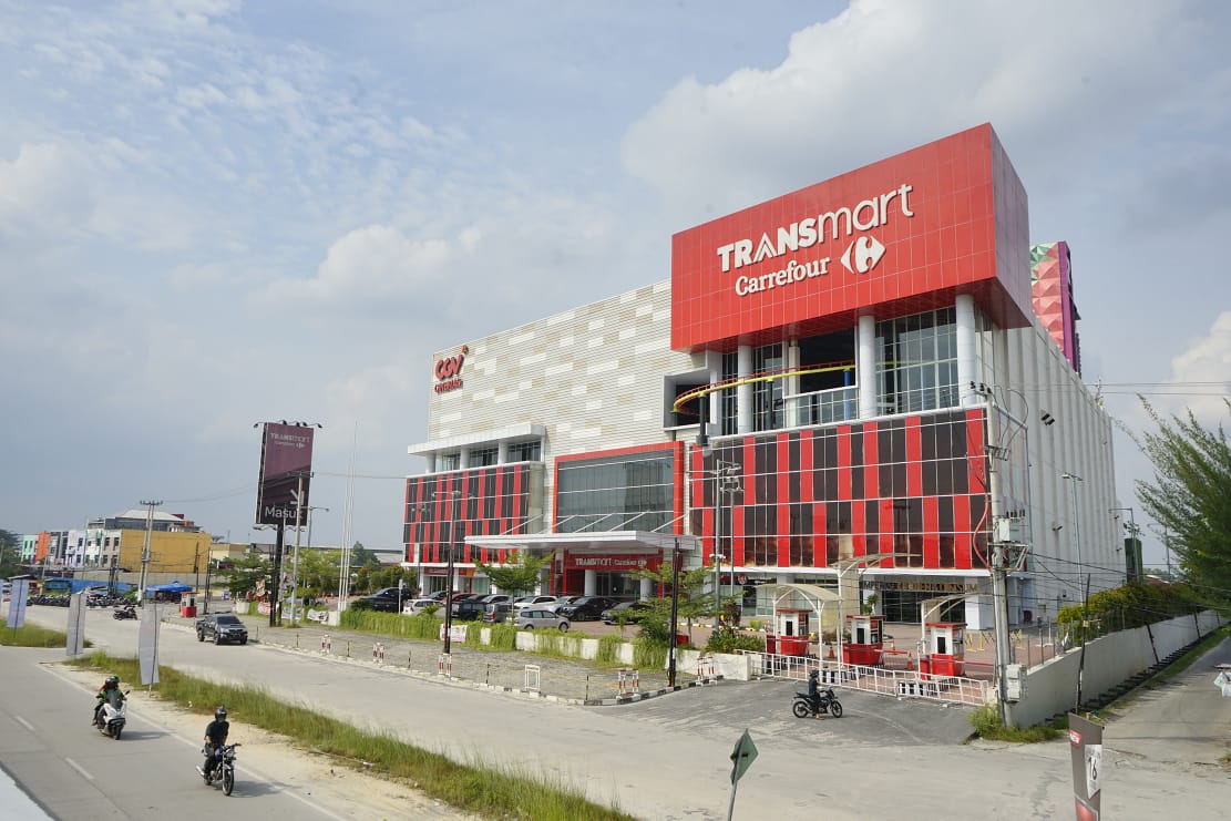 Transmart Pekanbaru masih tetap beroperasi, Rabu (29/7/2020), kabar beredar yang menyebut ditutup karena adanya karyawan terkena Covid-19 merupakan hoaks.(MHD AKHWAN/RIAUPOS.CO)