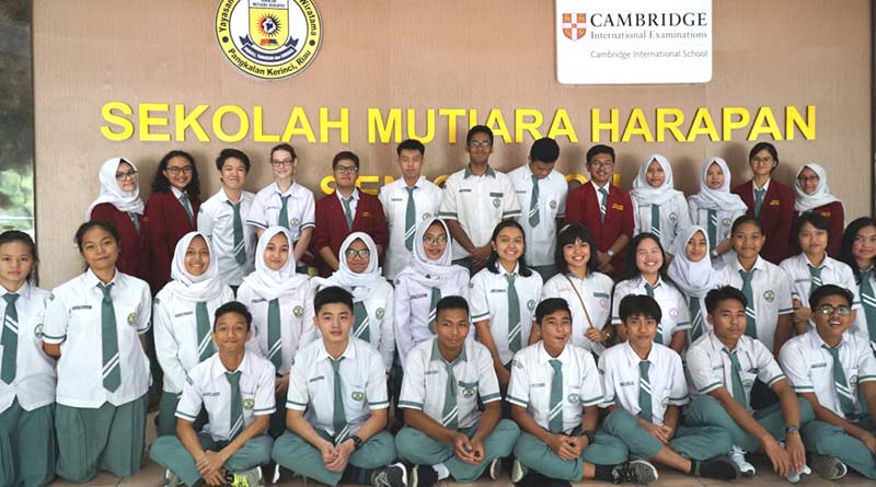 Para siswa SMA Mutiara Harapan foto bersama di depan sekolah mereka.