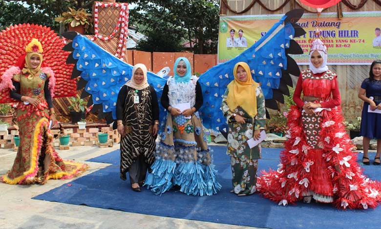 DAUR ULANG: Kepala SMAN 1 Tapung Hilir foto bersama peserta lomba membuat baju daur ulang.
