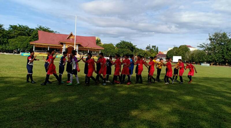 Pemain Porset Seberang Taluk dan Persija Jake bersalaman sesaat sebelum laga final di Lapangan Limuno Telukkuantan, Selasa (12/3/2019).