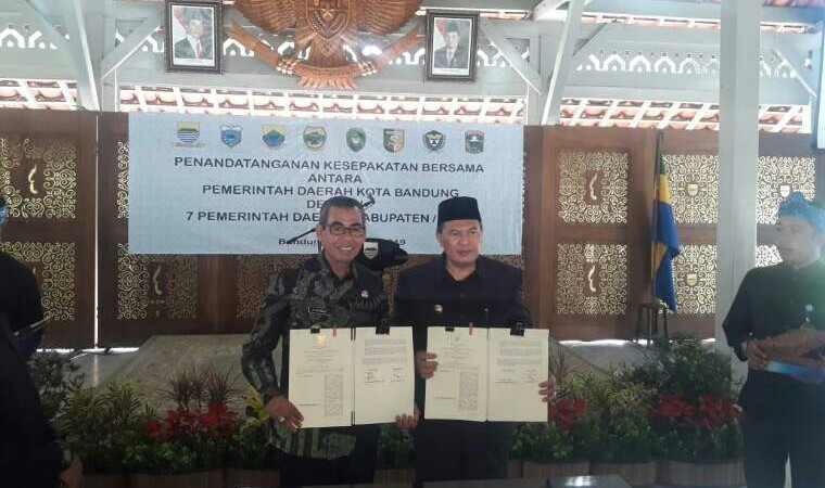 FOTO BERSAMA: Bupati Kuansing, Drs H Mursini MSi dan Walikota Bandung, H Oded Muhamad Danial, SAP memperagakan hasil MoU usai penandatanganan kesepakatan bersama di Bandung, Rabu (13/3/2019). 