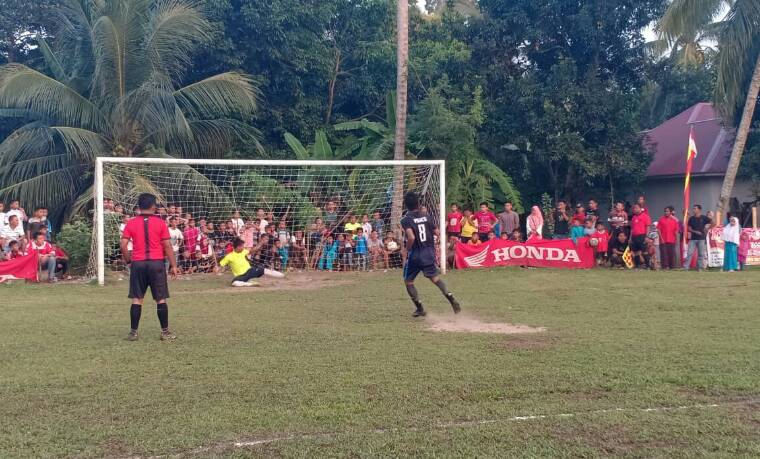 Pemain PSKS menjebol gawang Rajawali FC saat adu penalti di lapangan Desa Kampungbaru, Senin (18/3/2019).
