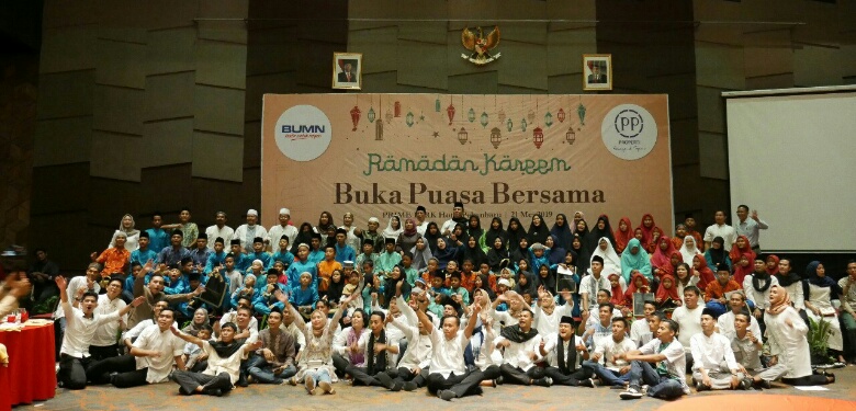 Foto bersama : Ratusan anak yatim terlihat foto bersama keluarga besar PRIME PARK Hotel Pekanbaru usai menggelar buka puasa bersama, Selasa (21/5/2019).  Prapti Dwi Lestari