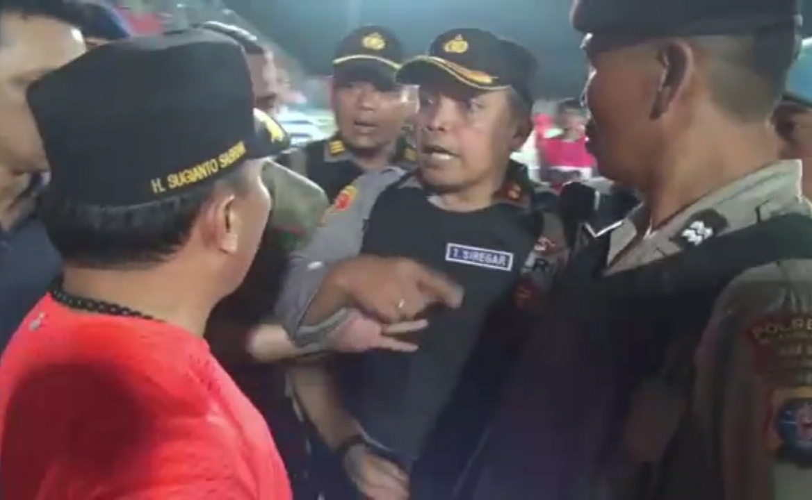 Gubernur Kalimantan Tengah Sugianto Sabran bersitegang dengan Kapolres saat menyaksikan pertandingan Liga 1 antara Kalteng Putra vs Persib. (INTERNET)