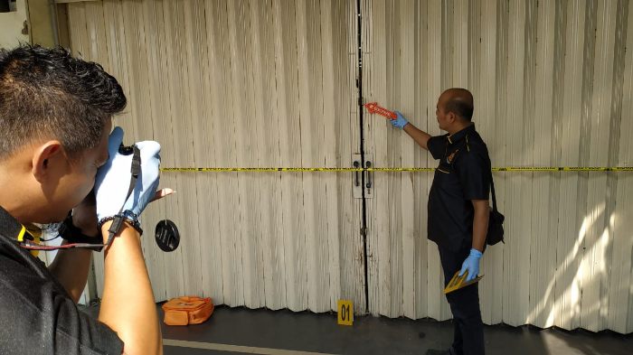 Aparat kepolisian yang terdiri dari Polsek Tampan dan Polresta Pekanbaru sedang melakukan olah TKP pencurian di Jalan Soekarno Hatta, Marpoyan Damai, Pekanbaru. Jumat (26/7/2019).(*3/Riau Pos)