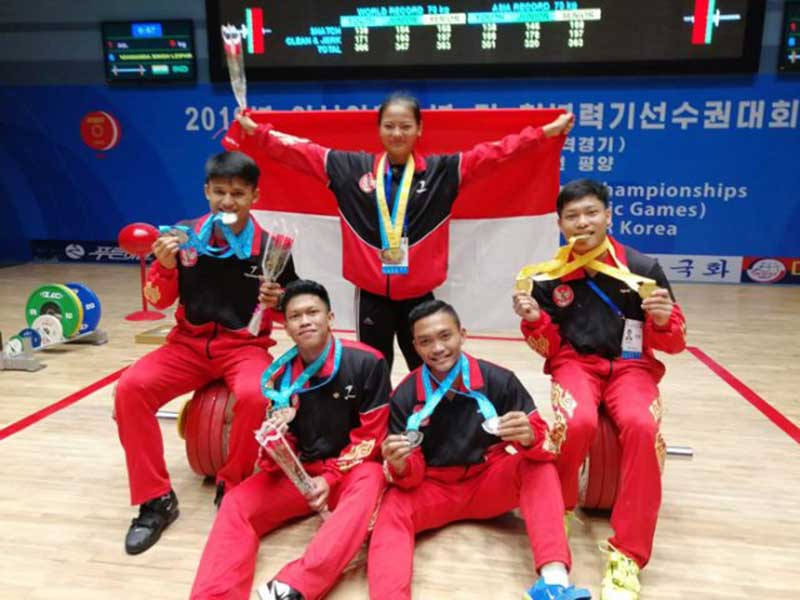 Para lifter muda Indonesia memamerkan medali yang mereka peroleh pada Kejuaraan Asia Remaja dan Junior 2019 di Pyongyang, Korea Utara. (PB PABBSI for Jawa Pos)