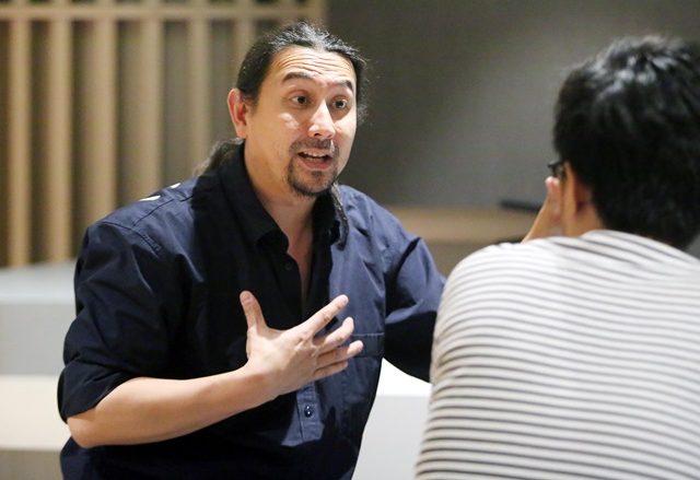 Steve Mulyoto, Kakak sekaligus Manajer Agnez Mo memberikan keterangan seputar kontroversi ucapan â€™tak miliki darah Indonesiaâ€™ di Kantor Entertaiment.inc, Jakarta, Rabu (27/11/19). (Fedrik Tarigan/ Jawa Pos)