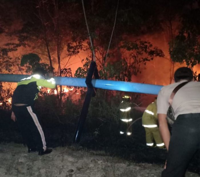 Kobaran api terlihat saat mobil terbakar ketika peristiwa kecelakaan tunggal di Jalan By Pass PT CPI, Minas Selasa (30/7/2019) dinihari. (Istimewa for Riaupos.co)