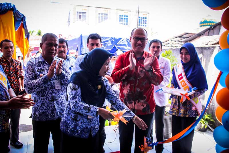 Kadiskes Riau Mimi Yuliani Nazir saat meresmikan Apotek Kimia Farma Kaharuddin Nasutian Simpang Tiga, menandai 5 yang dibuka Kamis (2/5-2019). Tampak (kanan) Manager Bisnis KFA Pekanbaru Budi Kiyatno dan Lurah Simpang Tiga Yospi Jubion (kiri), serta Kepal