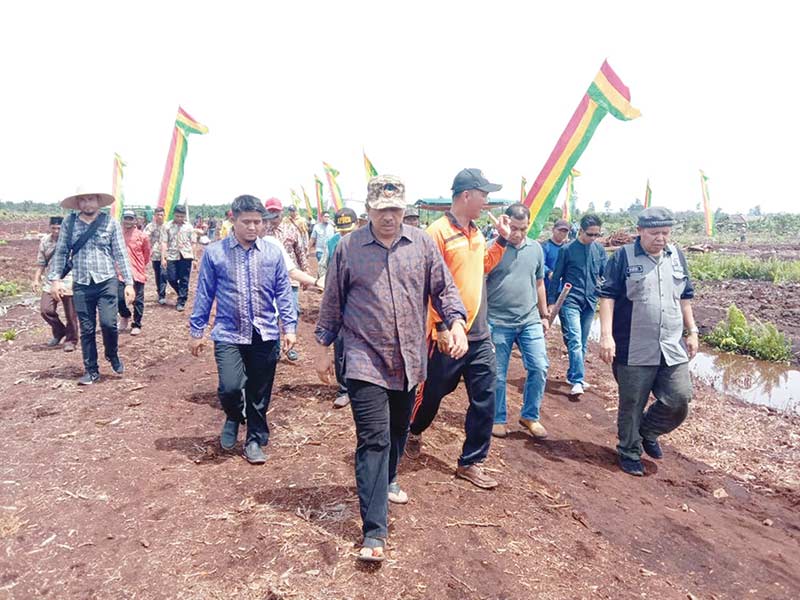 KUNJUNGAN: Bupati Siak Alfedri  melakukan kunjungan kerja di Kecamatan Sungai Apit, Ahad (3/11/2019). (humas pemkab siak)