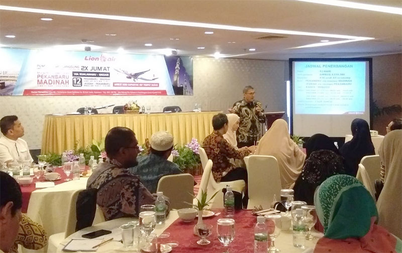 SOSIALISASI: General Manager (GM) Service Lion Air, Ari Azhari mensosialisasikan penerbangan umrah langsung dari Pekanbaru menuju Madinah kepada agen travel di Provinsi Riau, Kamis (25/7/2019). (PRAPTI DWI LESTARI/RIAU POS)