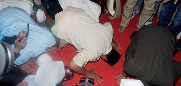 Prabowo Subianto melakukan sujud syukur usai menyampaikan  kemenangan hasil real count hitungan ahli statistik internal, Rabu (17/4/2019). (Pojoksatu)