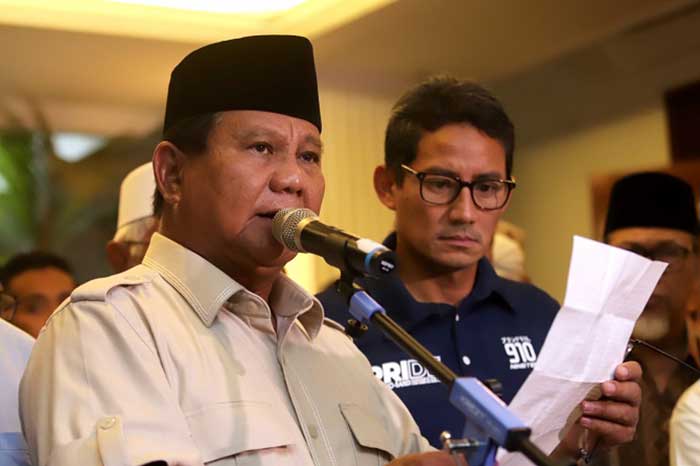 Prabowo dan Sandiaga Uno saat mendeklarasikan kemenangannya sebagai presiden dan wakil presiden, Kamis (18/4/2019). (Jawapos.com)