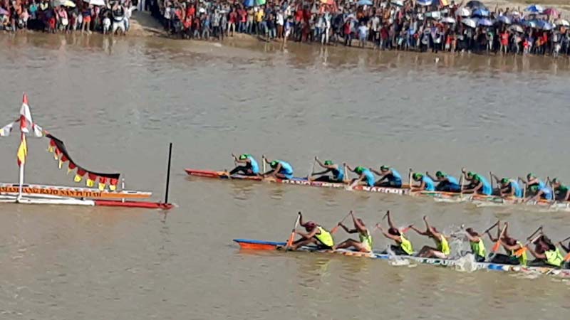 BERPACU KE FINISH: Dua jalur berpacu seru di putaran semifinal pacu rayon IV Sentajo Raya. Jalur Panglimo Olang Putie dari Sungai Hulu Kuantan (bawah) berpacu dengan Panglimo Mudo Bintang Nagori dari Munsalo Kopah Kuantan Tengah (atas), memasuki pancang f