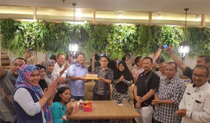 FOTO BERSAMA: Manager Marketing dan Operasional Plaza Citra Azis Manik dan jajaran foto bersama GM Bisnis Riau Pos Ahmad Dardiri dan jajaran manajemen foto bersama saat merayakan Hut Plaza Citra ke-23 di Bakso Lapangan Tembak, Kamis (25/10/2018). (PLAZA C