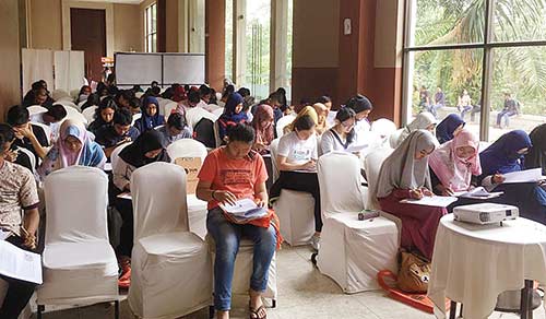 ANTUSIAS: Peserta mengikuti Internasional Education Expo 2018 yang diselenggarakan SUN Education Group di ballroom Hotel Aryaduta, Ahad(30/9/2018) (CR2/MIRSHAL/RIAU POS)