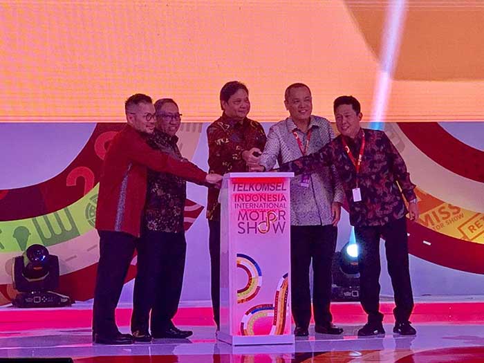 Vice President Brand and Communications Telkomsel Nirwan Lesmana (paling kiri), Menteri Perindustrian Airlangga Hartarto (tengah), Presiden Direktur Dyandra Promosindo Hendra Noor Saleh (paling kanan) saat pembukaan Telkomsel Indonesia International Motor