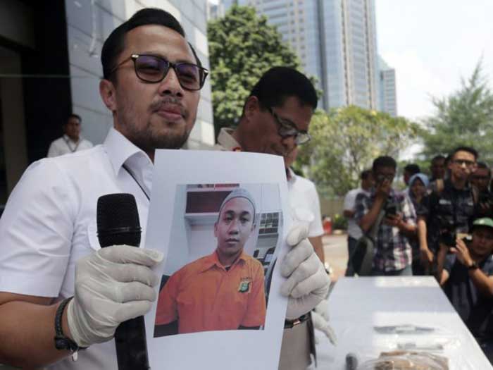 Polisi memperlihatkan foto tersangka HS, Senin (13/5/2019). (Salman Toyibi/Jawapos.com)