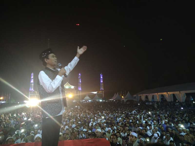 Ustaz Abdul Somad saat memberikan tausiah di Taman Bukit Gelanggang, Dumai, Jumat (6/9/2019). (HASANAL BULKIAH/RIAUPOS.CO)