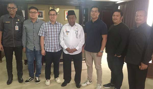 FOTO BERSAMA: Foto bersama Plt Gubernur Riau, Wan Thamrin Hasyim (tengah) dengan panitia pelaksana acara Konsernya yang bertema
