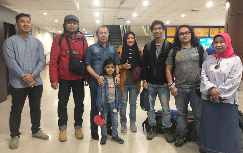 SAMBUT: Gubri H Syamsuar menyambut kedatangan mahasiswa Riau yang kuliah di Wuhan, Cina pascaobservasi selama dua pekan di Natuna, Kepri, Sabtu (15/2/2020) malam. Gubri didampingi Kadiskes Riau Mimi Yuliani Nazir. (DISKES RIAU FOR RIAU POS)