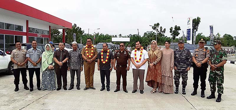 FOTO BERSAMA: Bupati Rohil H Suyatno AMp, Wakil Ketua DPRD Rohil Basiran Nur Efendi SE, Kapolres AKBP M Mustofa SIK MSI, perwakilan Pertamina Erwin dan Forkopimda Rohil, foto bersama pemilik SPBU H Idrus, Direktur RMJ Perkasa Eliyati pada saat acara peres