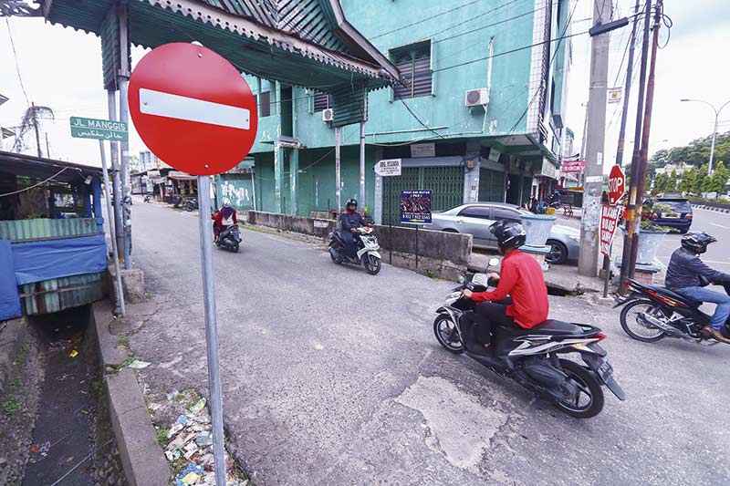 TETAP Melintas: Pengendara tetap melintas di Jalan Manggis yang telah dipasang rambu larangan melintas, Selasa (11/2/2020). Keberadaan rambu dilarang melintas ini mendapat penolakan dari warga setempat karena mengganggu akses warga setempat.   (EVAN GUNA
