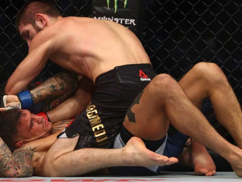 Khabib Nurmagomedov saat mengalahkan penantangnya Dustin Poirier pada UFC 242, di Abu Dhabi pada 7 September 2019. (AFP Photo)