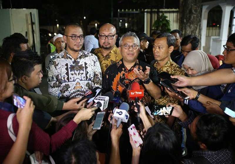Ketua Komisi Pemilihan Umum (KPU) RI Arief Budiman didampingi komisioner KPU saat memberikan keterangan pers di Gedung KPU, Jakarta Pusat, Rabu (8/1/2020).  (MIFTAHULHAYAT/JAWA POS)