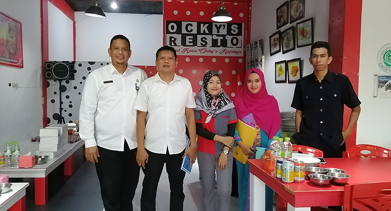 FOTO BERSAMA: Kasubid Pendaftaran, Pendataan dan Penetapan BKD Siak Raja Akhmad Fadhli (dua kiri) bersama Kepala UPTD BKD Siak Roni foto bersama dengan pengelola Oky Resto usai melakukan sosialisasi pajak restoran, Rabu (22/5/2019).Alfiadi/Riau Pos