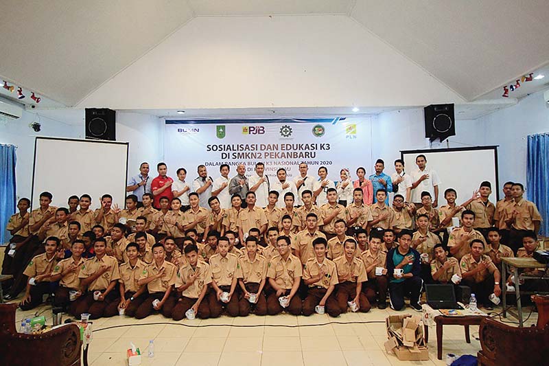 Perwakilan PT PLN (Persero) Regional Riau dan PT PJM UBJON serta Dinas Tenaga Kerja dan Transmigrasi Provinsi Riau foto bersama peserta kegiatan pengenalan kesehatan dan keselamatan kerja di SMK Negeri 2 Pekanbaru, Rabu (19/2/2020). (PLN FOR RIAU POS)