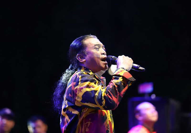 Didi Kempot dan lagu-lagu berbahasa Jawa-nya mendadak populer di kalangan anak-anak muda sejak 2019 lalu. (DERY RIDWANSAH/JAWAPOS.COM)