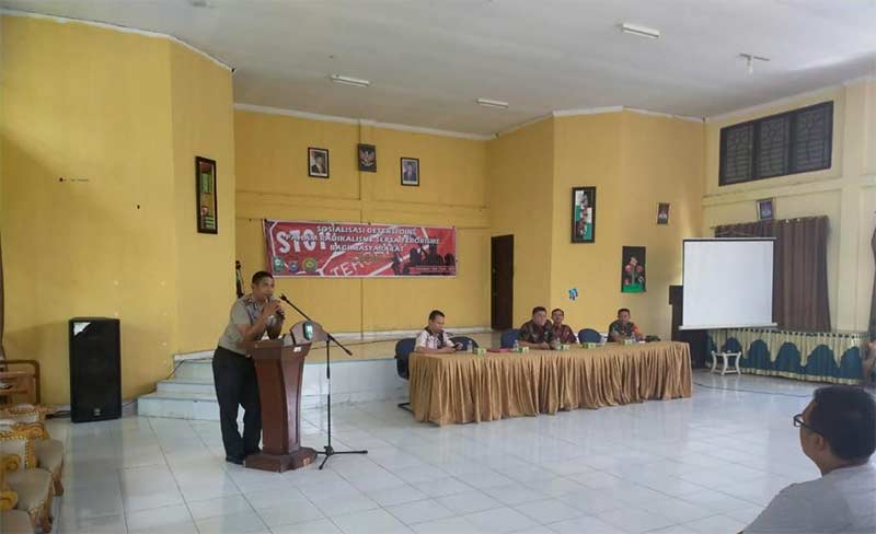 SOSIALISASI: Kapolsek Koto Gasib Ipda Suryawan Sosialisasi radikalisme dan terorisme di Gedung Serba Guna Kaca Mayang Koto Gasib Siak, Kamis (28/11/2019).
