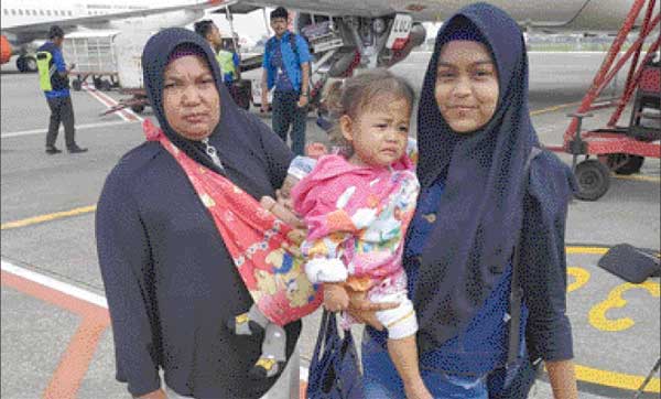TURUN DARI PESAWAT: Didampingi kerabat, Andini bersama dua adiknya tiba di Bandara  Internasional Soekarno-Hatta, Jakarta, Sabtu (19/1/2019). Kedatangan Andini dan dua adiknya ke Jakarta untuk bertemu dengan Menteri Kelautan dan Perikanan, Susi Pudjiastut
