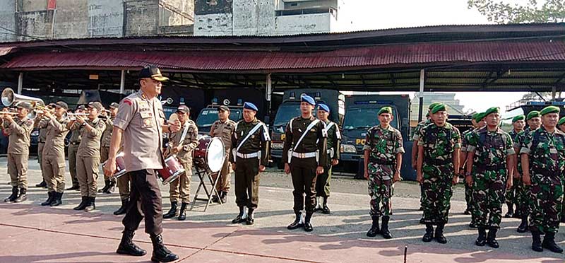 PERIKSA PASUKAN: Kapolres Inhil AKBP Indra Duaman Siahaan memeriksa pasukan saat upacara konsolidasi 2019 di Mapolres Inhil, Jalan Gajah Mada Tembilahan, Senin (4/11/2019). (Indra Effendi/Riau Pos)
