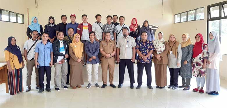 Kepala Dinas Sosial Pemberdayaan Masyarakat dan Desa Kabupaten Kuansing, Drs Napisman berfoto bersama usai sosialisasi BPNT di Gedung Serbaguna Kantor Camat Kuantan Mudik, Selasa (17/9/2019).