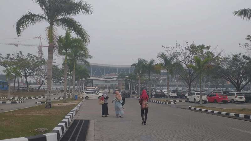Kondisi kabut asapt dekat Bandara Sultan Syarif Kasim II, Pekanbaru, Selasa (10/9/2019). (*1/MIRSHAL/RIAUPOS.CO)