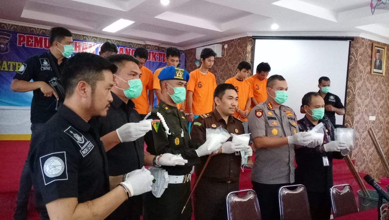 Kapolresta Pekanbaru Kombespol Nandang Muâ€™min Wijaya (dua kanan)didampingi Kanit Opsnal Iptu Noki Loviko (satu kiri) memusnahkan 3.869.29 gram sabu milik tersangka NS, Sof, DP, A, K dan S, Kamis (13/2/2020).(SOFIAH/RIAUPOS.CO)