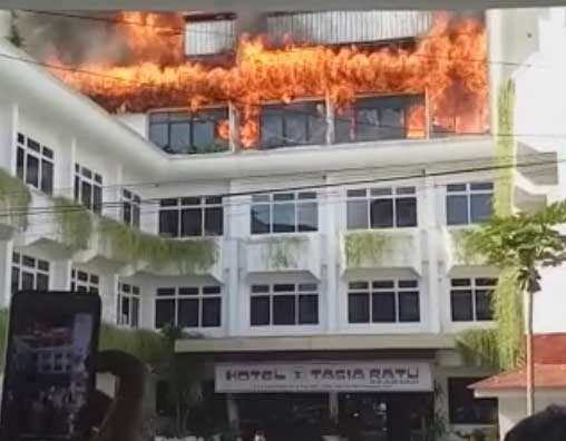 TERBAKAR: Bagian atas Hotel Tasia Ratu dilalap si jago merah, Jumat (22/2/2019) sore.Istimewa