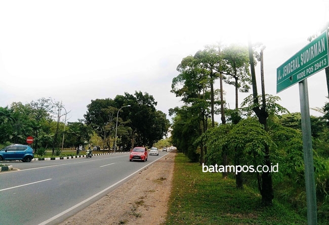 ILUSTRASI: Seorang siswa SDN 006 Teluk Mata Ikan, Nongsa berlari setelah diminta gurunya untuk pulang ke rumah saat terjadi waterspout. (Istimewa)