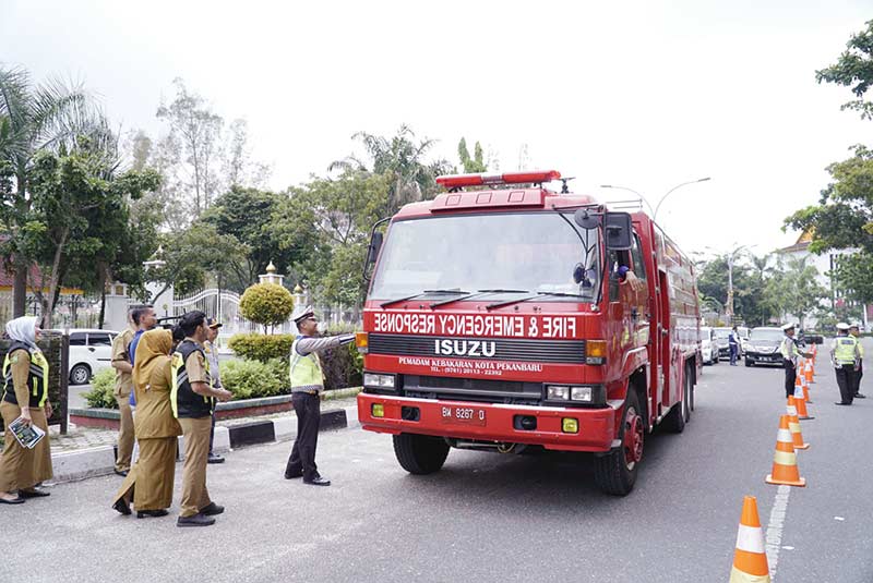 RAZIA: Bapenda Provinsi Riau bersama Ditlantas Polda Riau, Jasa Raharja dan Dishub menjaring satu unit mobil pemadam kebakaran (damkar) milik Pemko Pekanbaru. (DEFIZAL / Riau Pos)