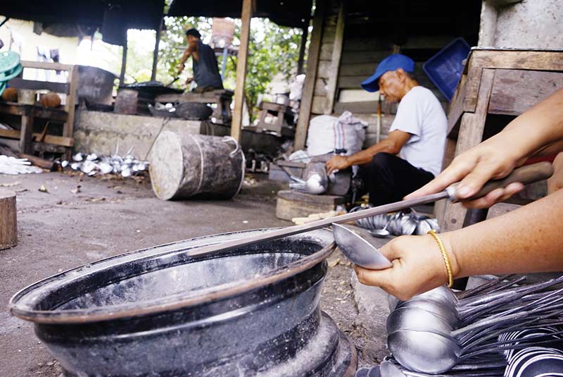 SPATULA: Perajin menyelesaikan pengerjaan spatula berbahan baku alumunium di salah satu pabrik rumahan di Gang Ros, Kelurahan Maharatu, Kecamatan Marpoyan Damai, Kota Pekanbaru, Rabu (22/1/2020). (  MHD AKHWAN/RIAUPOS  )