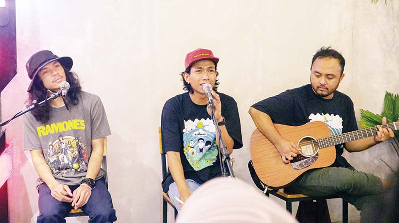 KONFERENSI PERS: Personil Fourtwnty saat menjawab beberapa pertanyaan dari para fans dan awak media pada sesi konferensi pers di Peterseli Kitchen, Kamis (19/12/2019).