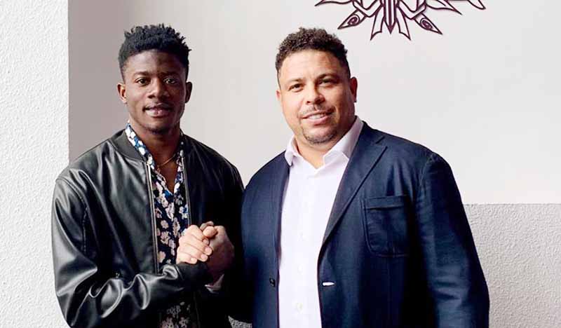 Mohamed Salisu Abdul Karim (kiri) bersama Presiden Real Valladolid Ronaldo Nazario da Lima. (AFP/MIRROR)