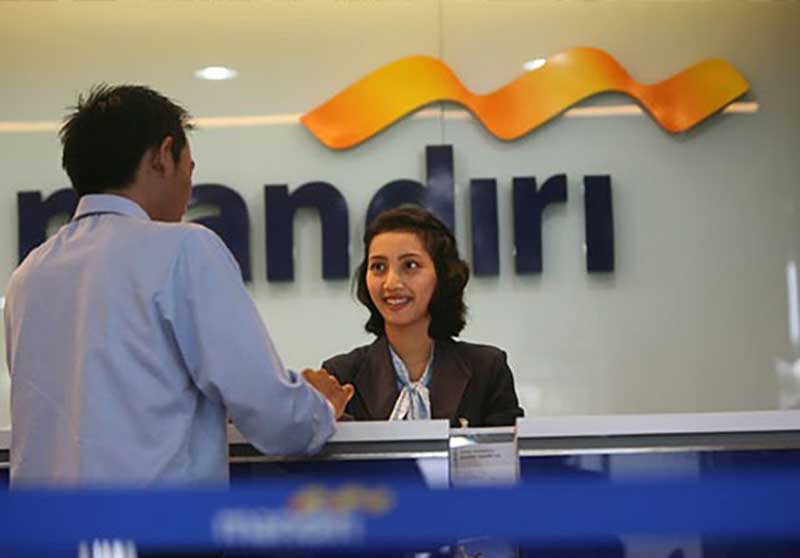 ILUSTRASI pelayanan di Bank Mandiri. RUPSLB Mandiri, Senin (9/12) menyepakati jajaran direksi dan komisaris yang baru. (Beky Subechi/Jawa Pos)