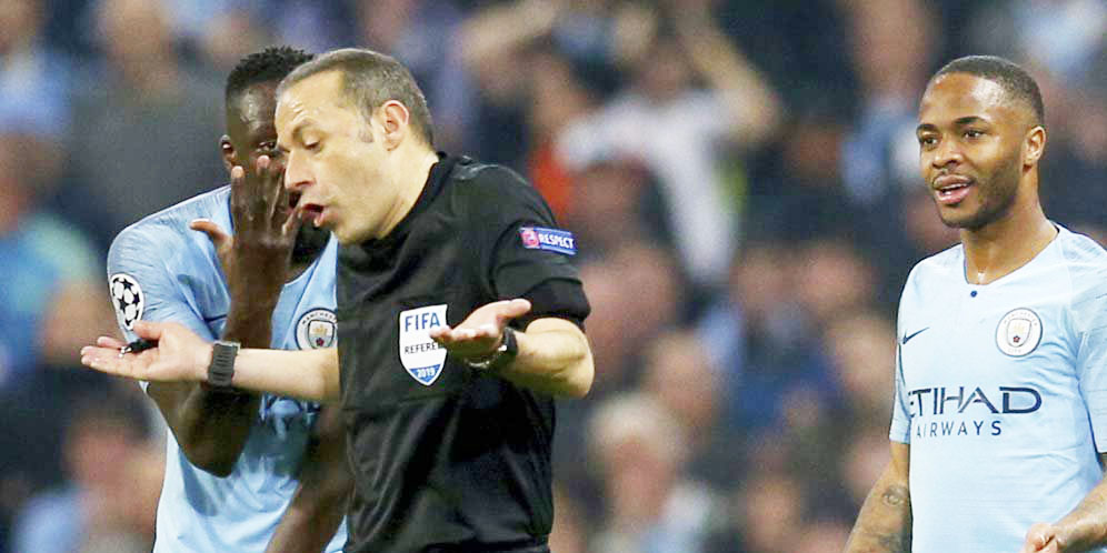 Menjamin Mendy (kanan) saat memprotes keputusan wasit asal Turki, Cuneyt Cakir. (DAILY MAIL)